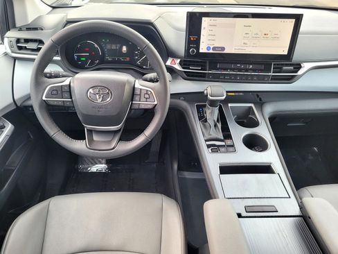 Used 2025 Toyota Sienna XLE image 14