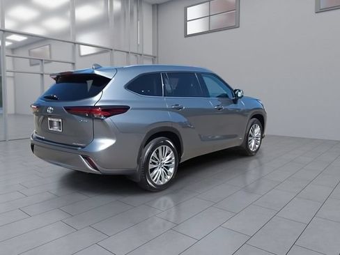 Used 2025 Toyota Highlander Platinum AWD/4WD image 8