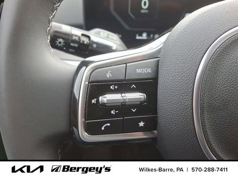 Certified 2025 Kia Sorento SX image 18