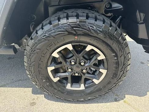 Used 2025 Jeep Wrangler Unlimited Rubicon AWD/4WD image 13