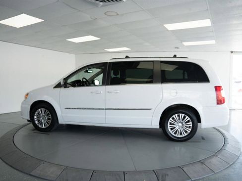Used 2015 Chrysler Town & Country Touring-L image 6