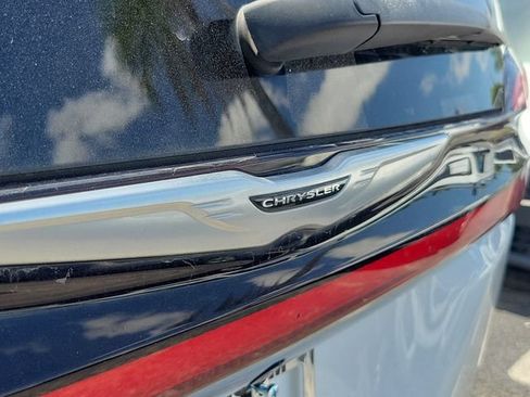 Used 2023 Chrysler Pacifica Touring-L FWD image 5