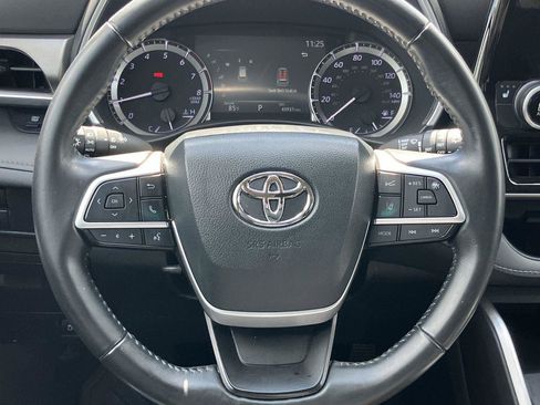 Used 2023 Toyota Highlander XLE FWD image 19