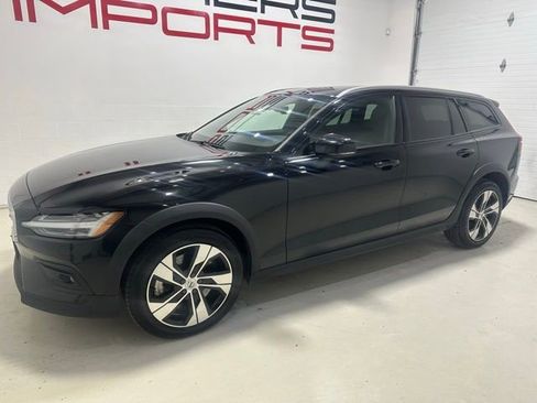 Used 2023 Volvo V60 B5 Cross Country Plus image 2