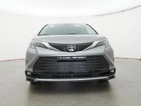New 2026 Toyota Sienna XLE image 2