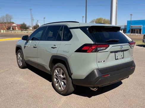 Used 2022 Toyota RAV4 XLE Premium image 11