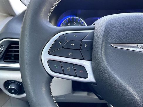 Used 2023 Chrysler Pacifica Touring-L FWD image 18