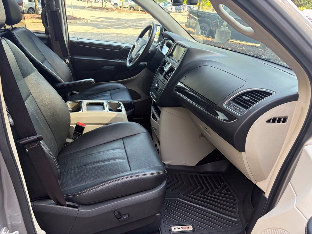 Used 2016 Chrysler Town & Country Touring-L w/ Driver Convenience Group FWD image 25