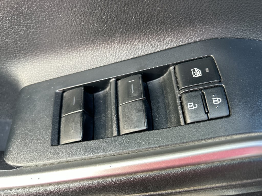 Used 2022 Toyota Highlander XLE FWD image 13