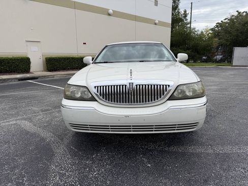 Used 2006 Lincoln Town Car Signature RWD image 3