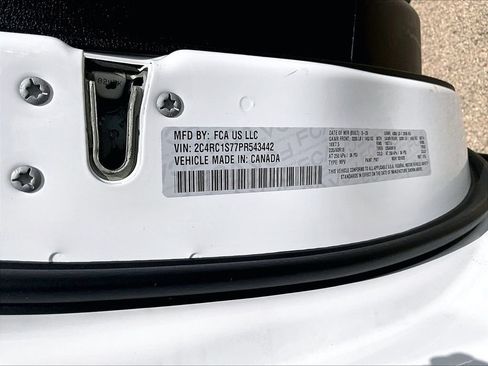 Used 2023 Chrysler Pacifica Limited w/ Uconnect Theater Family Group FWD image 22