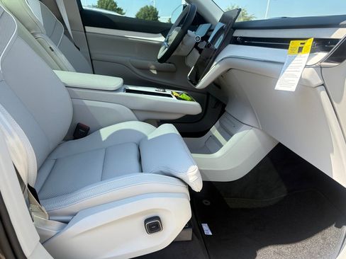 New 2025 Volvo EX90 Plus w/ Protection Package Premier image 19