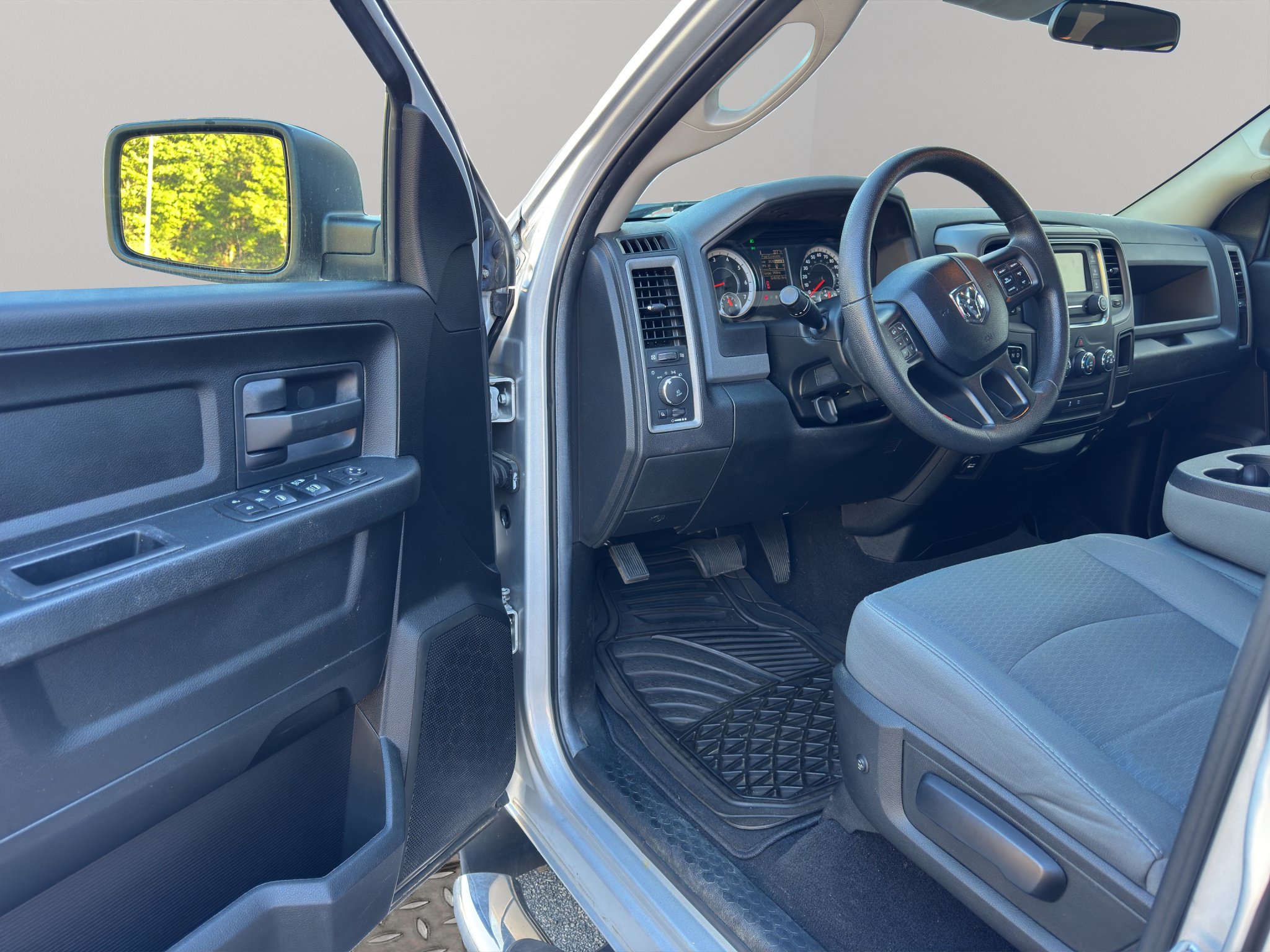 Used 2017 RAM 1500 Express AWD/4WD image 5