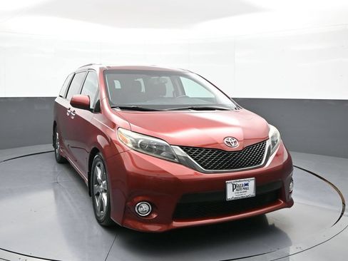 Used 2017 Toyota Sienna SE FWD image 3
