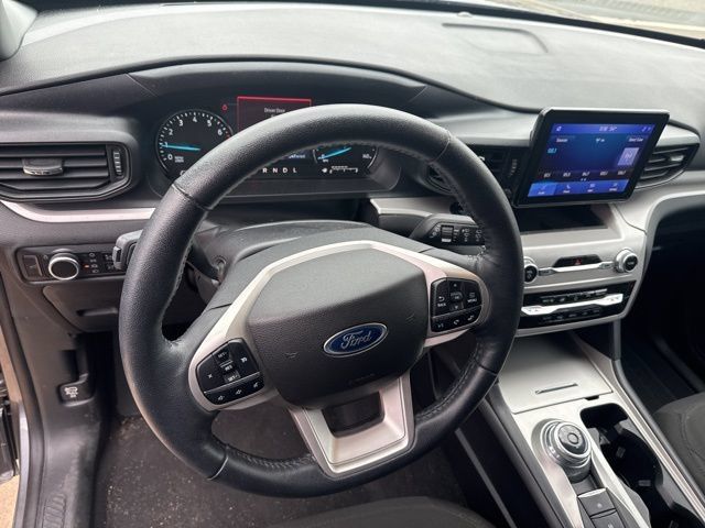 Used 2023 Ford Explorer XLT AWD/4WD image 13
