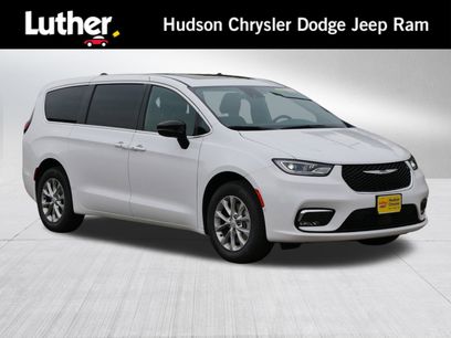 New 2025 Chrysler Pacifica Select