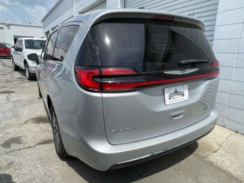 Used 2023 Chrysler Pacifica Touring-L FWD image 7