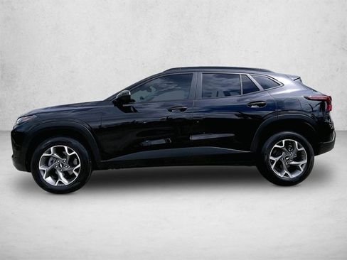 Used 2025 Chevrolet Trax LT FWD image 6