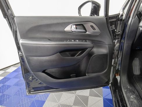 Used 2025 Chrysler Pacifica Select FWD image 17