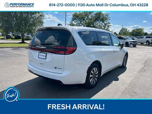 Used 2026 Chrysler Pacifica Select FWD image 4