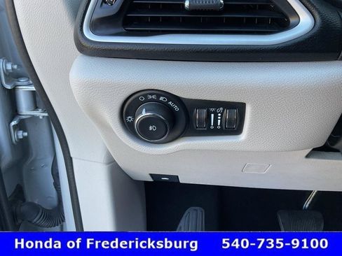 Used 2024 Chrysler Pacifica Touring-L FWD image 46