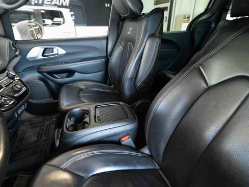 Used 2021 Chrysler Pacifica Touring-L w/ Uconnect Theater Family Group image 10