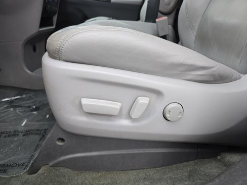Used 2015 Toyota Sienna XLE image 29