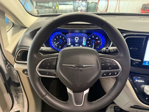 Used 2024 Chrysler Pacifica Touring-L image 9