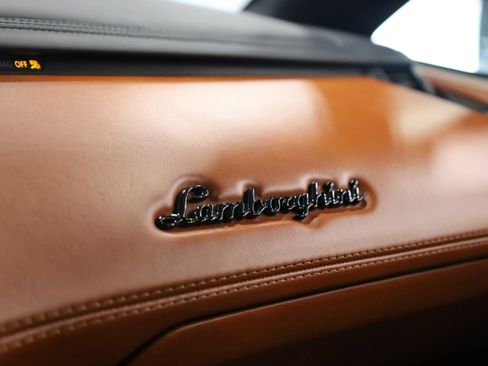 Used 2018 Lamborghini Aventador S image 30