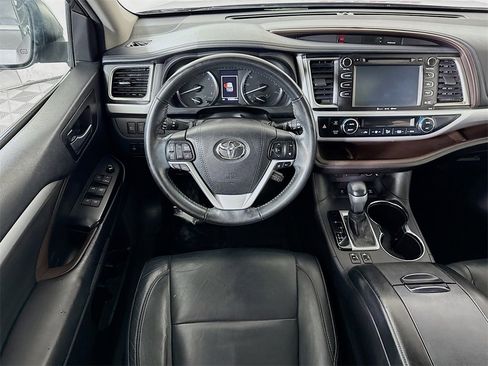 Used 2018 Toyota Highlander XLE image 3