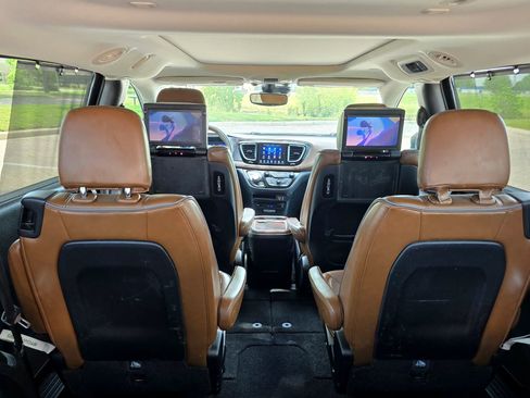 Used 2017 Chrysler Pacifica Limited FWD image 61