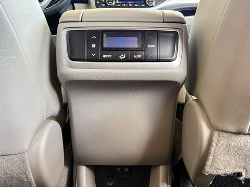 Used 2019 Toyota Highlander XLE FWD image 33