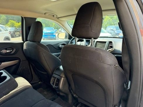 Used 2018 Jeep Cherokee Latitude w/ Cold Weather Group AWD/4WD image 12
