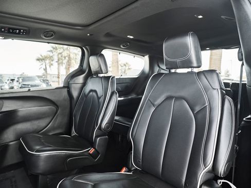 Used 2025 Chrysler Pacifica Limited FWD image 24