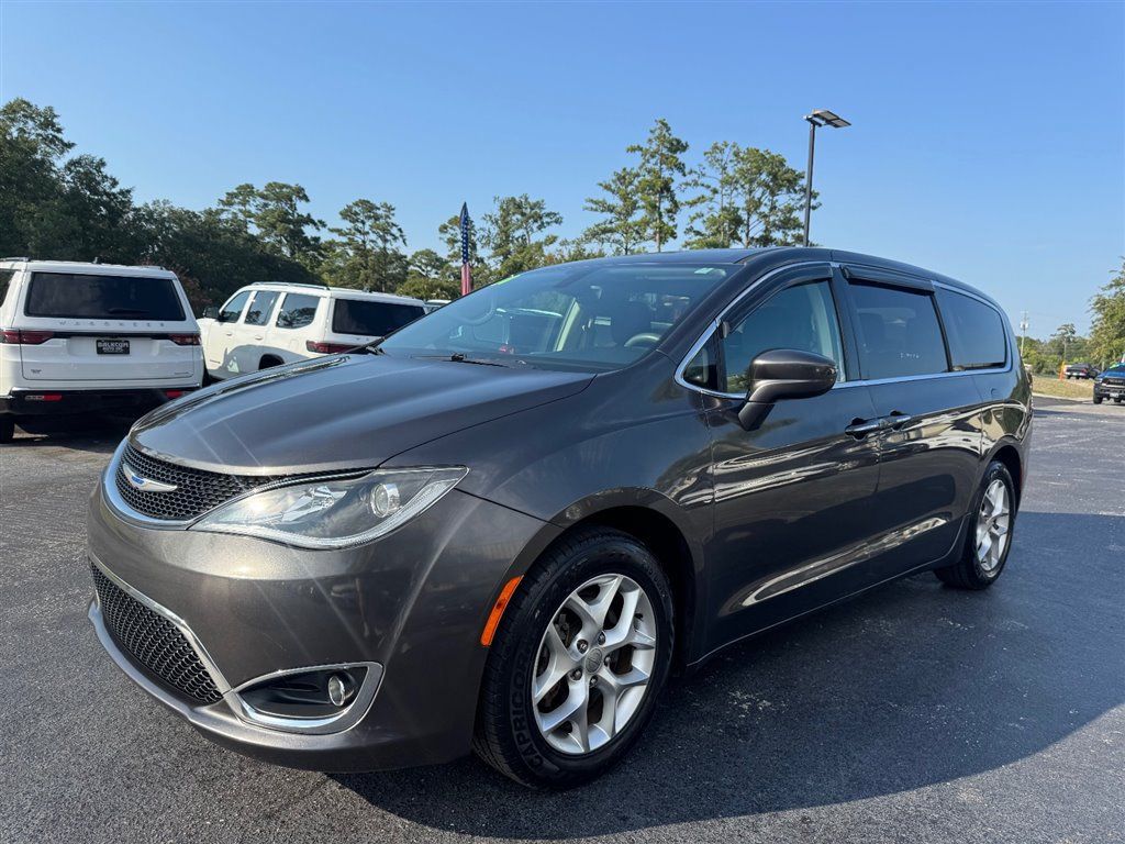 Used 2018 Chrysler Pacifica Touring Plus w/ Tire & Wheel Group FWD image 4