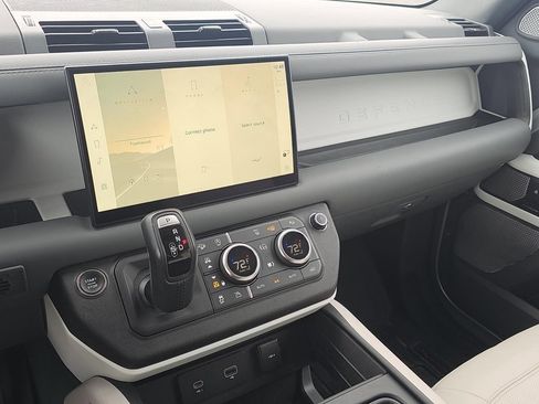 Used 2023 Land Rover Defender 130 SE image 17