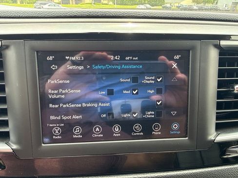Used 2020 Chrysler Pacifica Touring-L FWD image 13