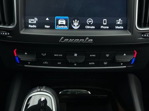 Used 2018 Maserati Levante GranLusso image 21