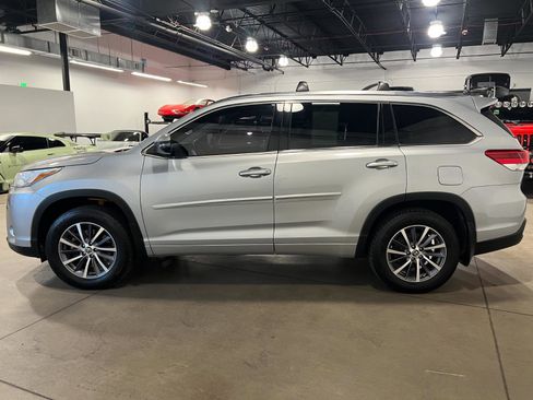 Used 2017 Toyota Highlander XLE AWD/4WD image 6