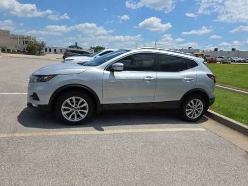 Used 2021 Nissan Rogue Sport SV FWD image 2
