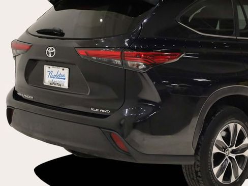 Used 2023 Toyota Highlander XLE image 7