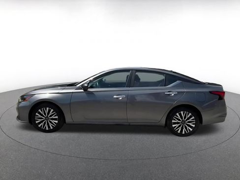 Used 2025 Nissan Altima 2.5 SV FWD image 9