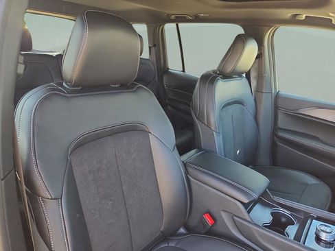 New 2025 Jeep Grand Cherokee Altitude RWD image 32