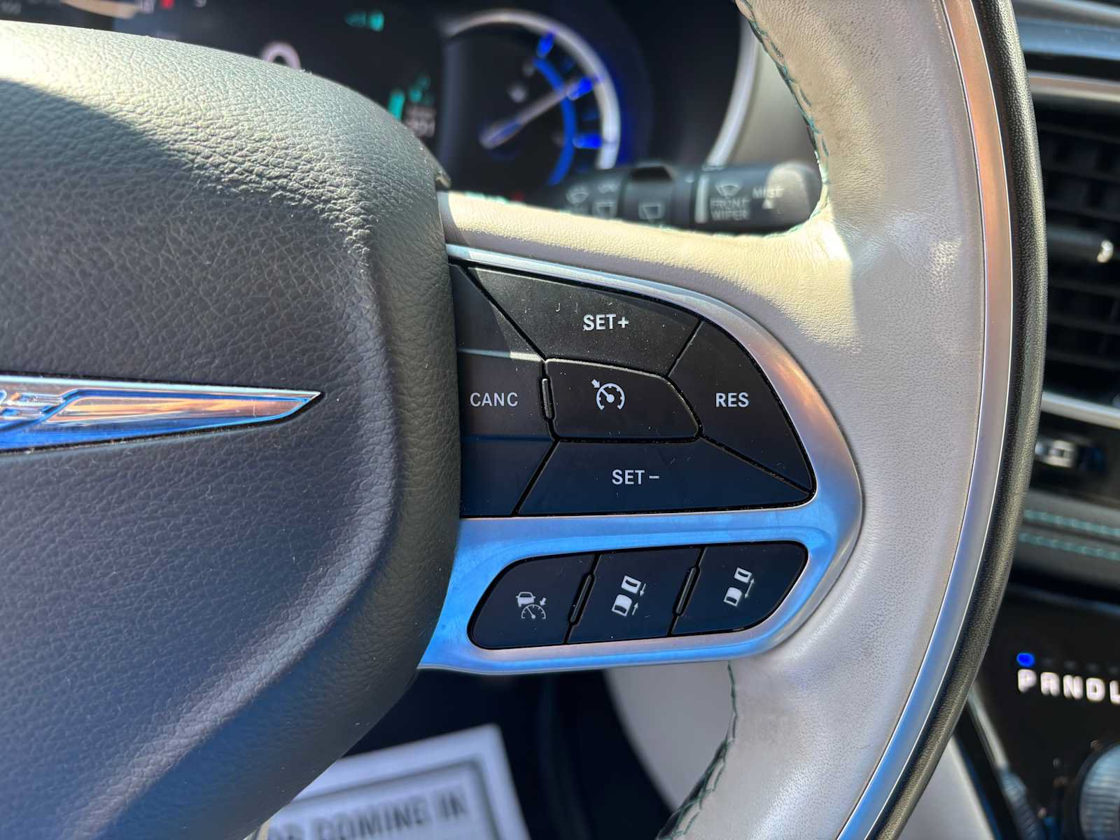 Used 2020 Chrysler Pacifica Limited w/ Advanced Safetytec Group FWD image 27