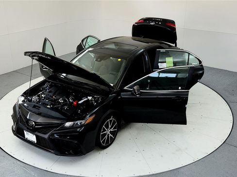 Certified 2023 Toyota Camry SE w/ Cold Weather Package image 18