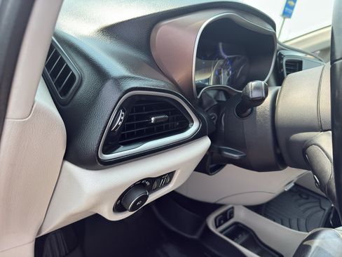 Used 2018 Chrysler Pacifica Touring-L w/ Tire & Wheel Group FWD image 13