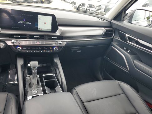 Used 2025 Kia Telluride LX FWD image 18