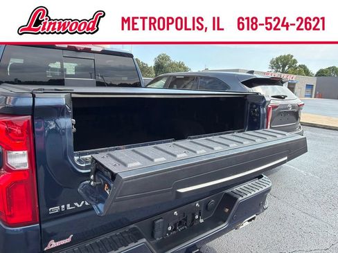 Used 2022 Chevrolet Silverado 1500 High Country w/ High Country Premium Package AWD/4WD image 6