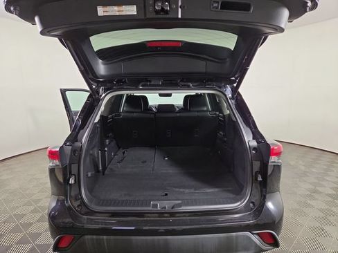 Used 2021 Toyota Highlander XLE AWD/4WD image 33