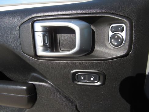 Used 2021 Jeep Gladiator Willys image 23